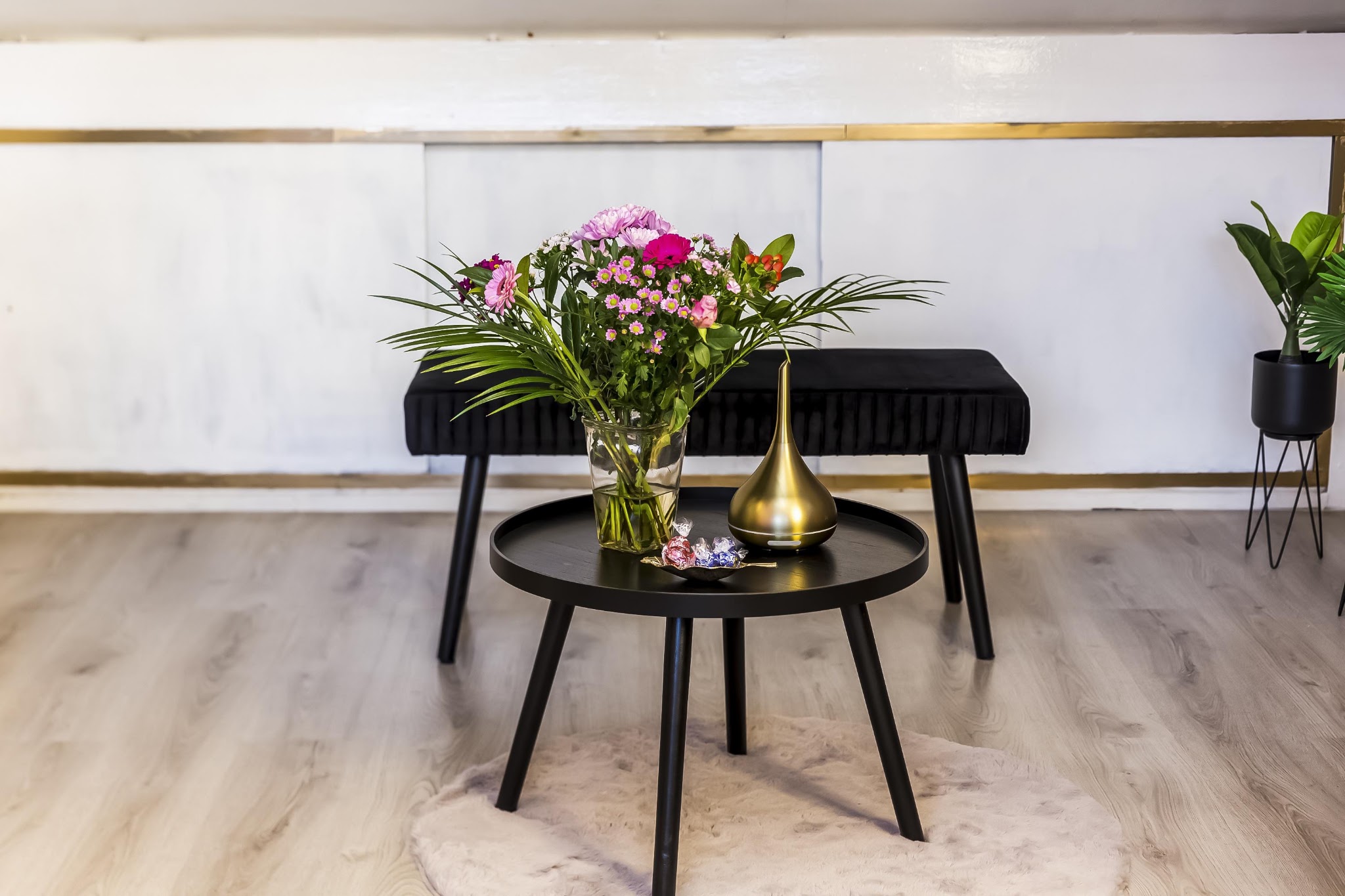 Zithoek met een ronde tafel en een vaas met bloemen