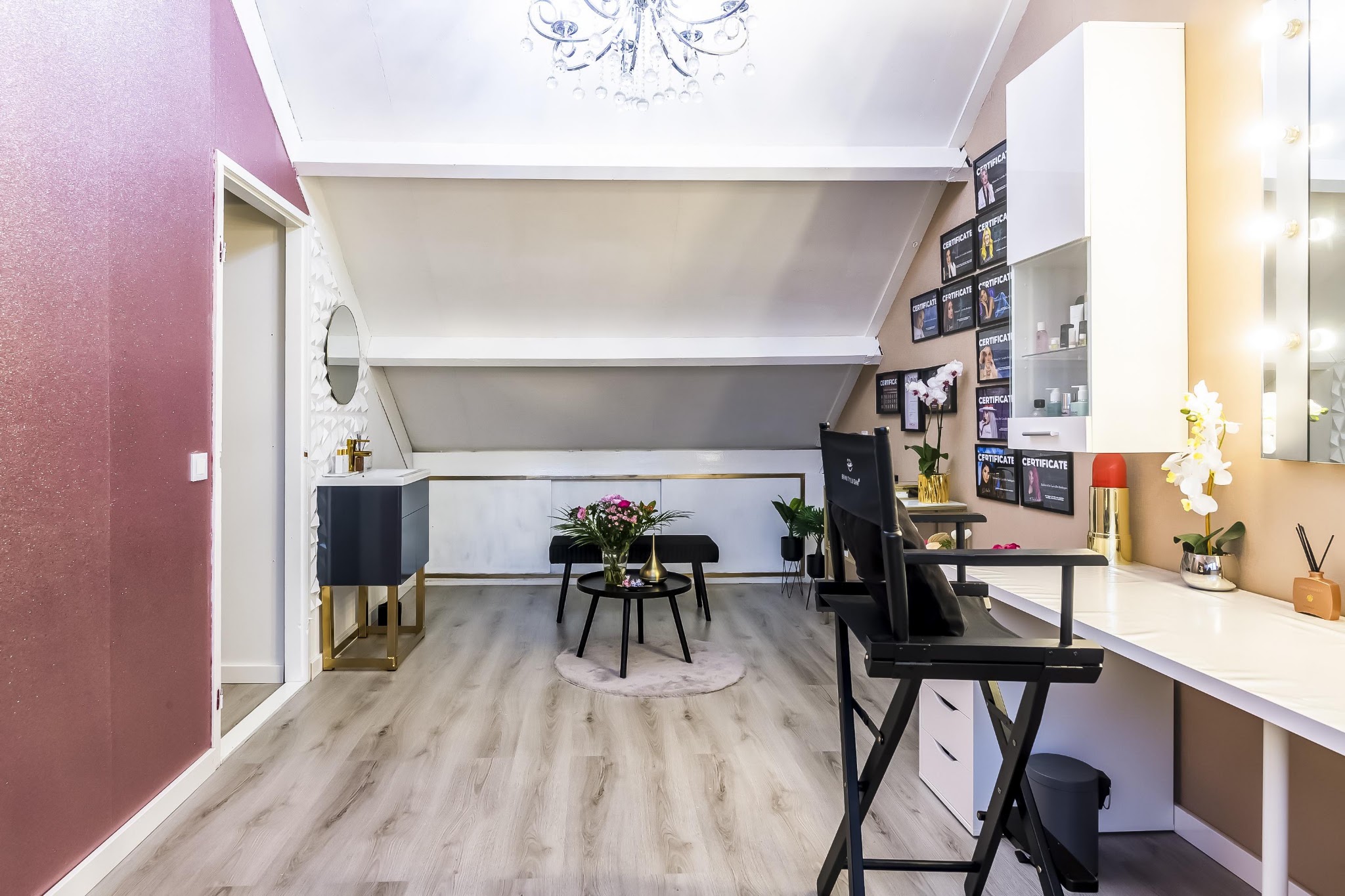 De salon onder het schuine dak, met de make-upplek en een zithoek