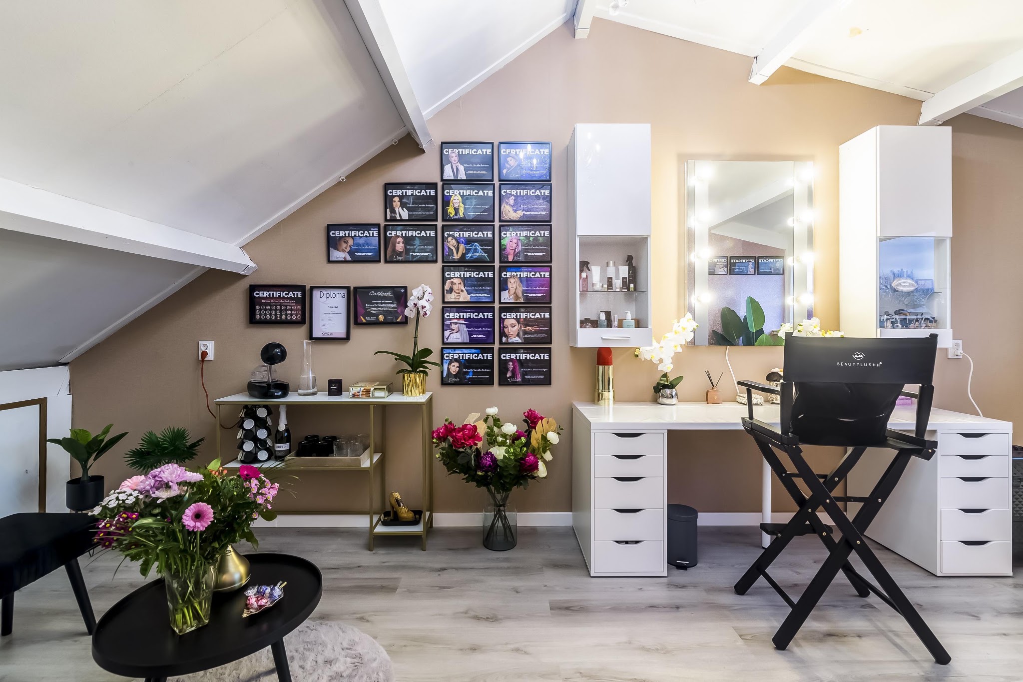 De make-uptafel met spiegel, regisseursstoel en de wand met certificaten