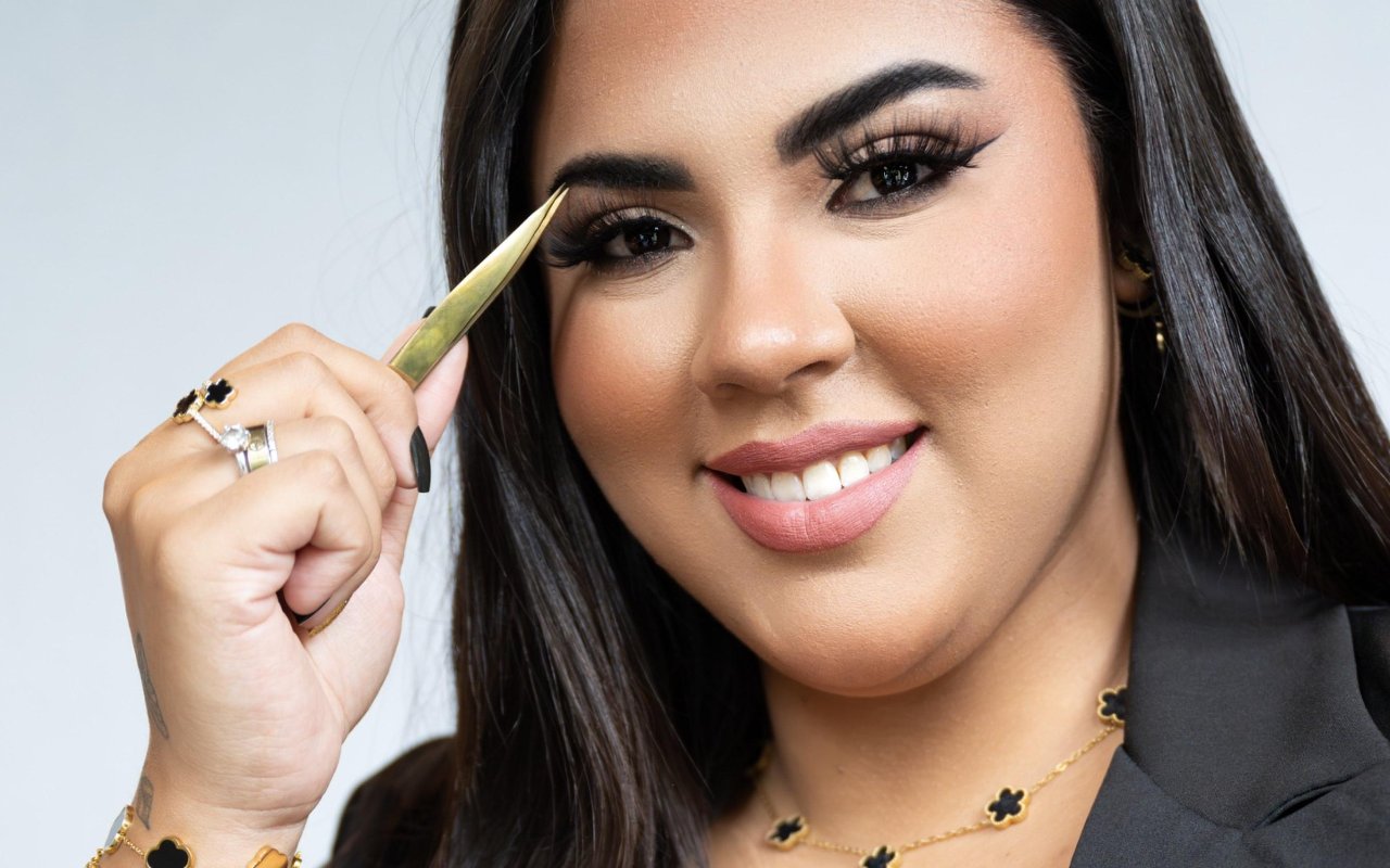 Bárbara met een wenkbrauwpincet