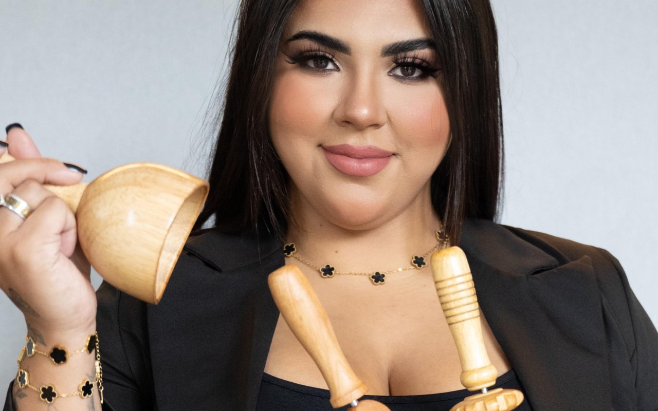 Bárbara met houten maderotherapie-rollers