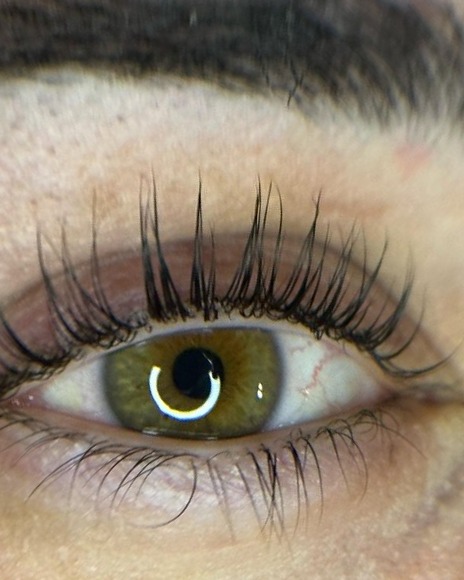 Close-up van gelifte wimpers en een gestylede wenkbrauw